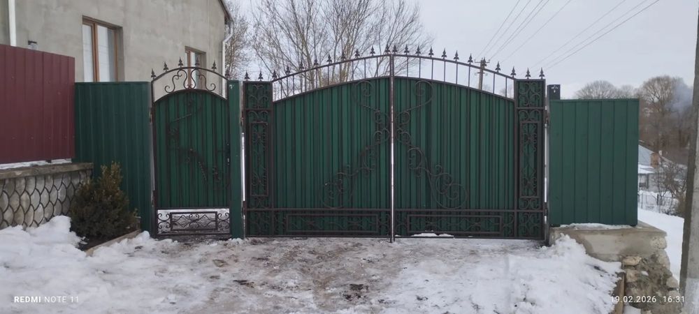 Ворота розпашні металеві.