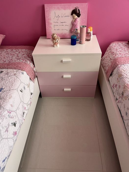 Mobilia de quarto completo com duas camas
