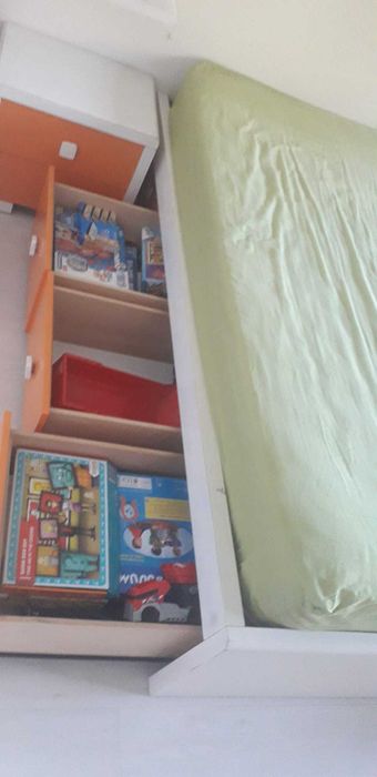Cama Individual com arrumação, oferta do colchão