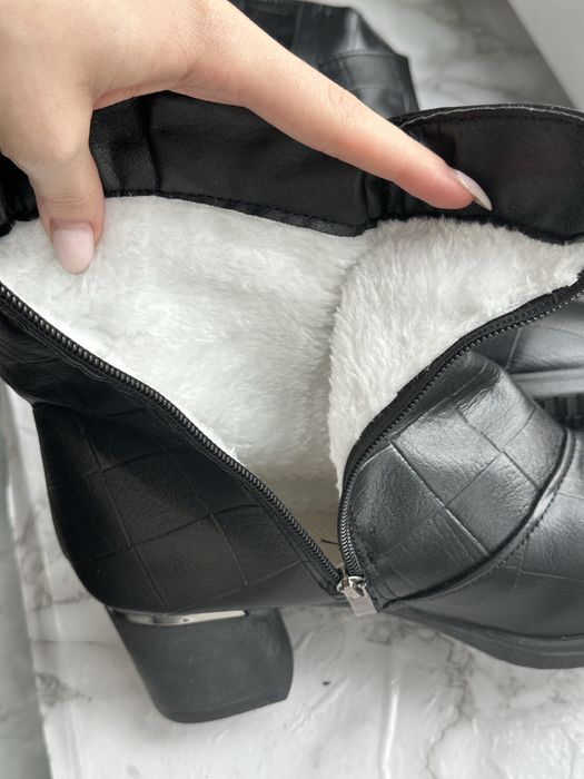 Черные ботинки на каблуке