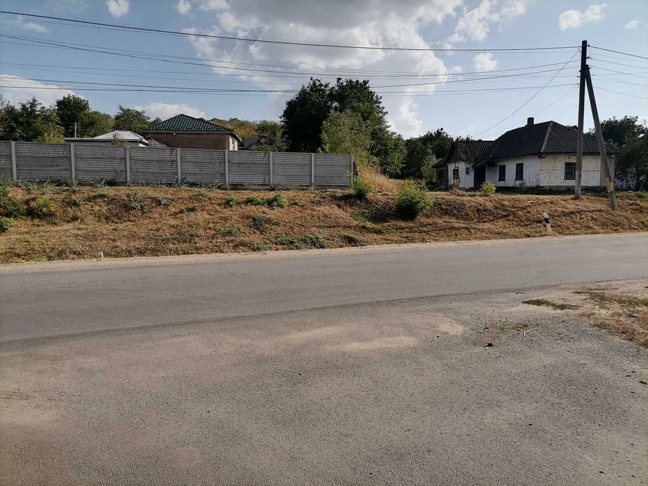 Продам житловий будинок з великою земельною ділянкою!