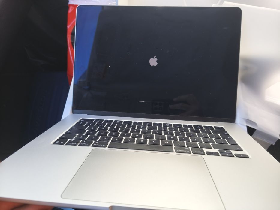 MacBook Air 15" M4 (16GB RAM / 256GB SSD) – Como Novo / Fatura de Abril