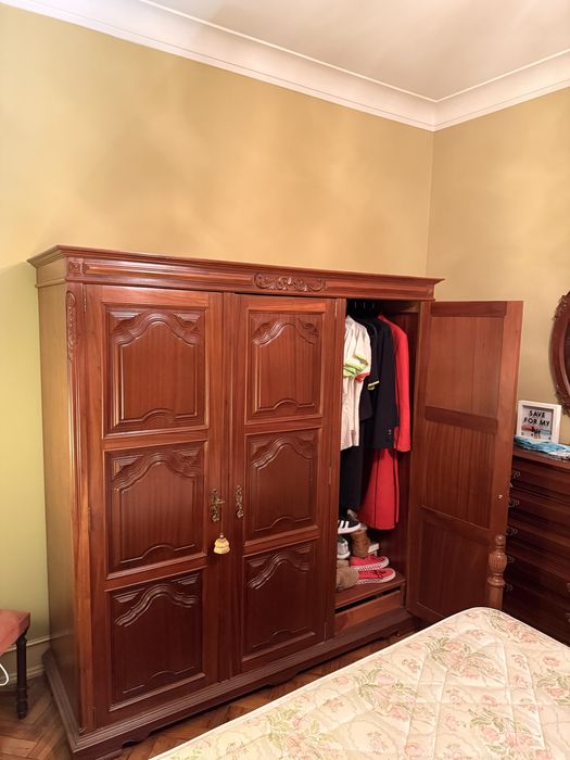 Conjunto de Móveis de Quarto em Madeira Maciça