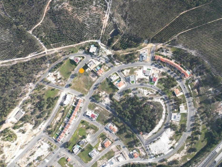Lote 425 m2 para construção de moradia com 3 pisos, garagem e piscina