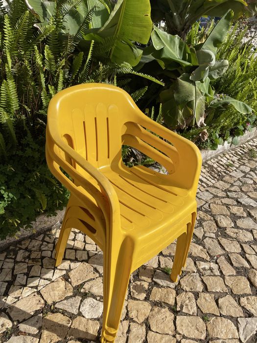 Mesas e cadeiras de jardim disponivel