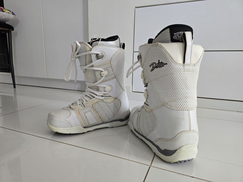 Deska snowboardowa Raven dla kobiety jak nowa plus buty