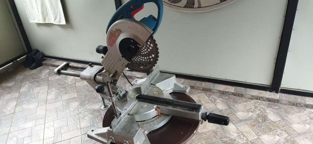 Горизонт. Торцувальна пила .