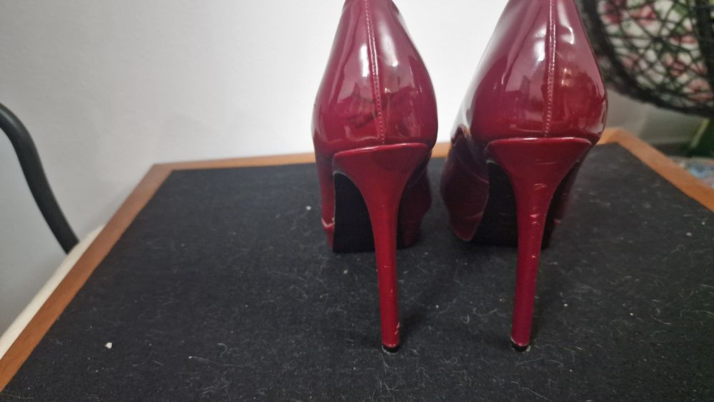 Sapato de salto alto em verniz n 37