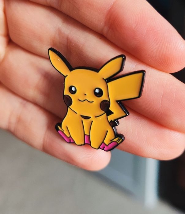 Pokemon Pikachu - metalowy pin przypinka broszka.