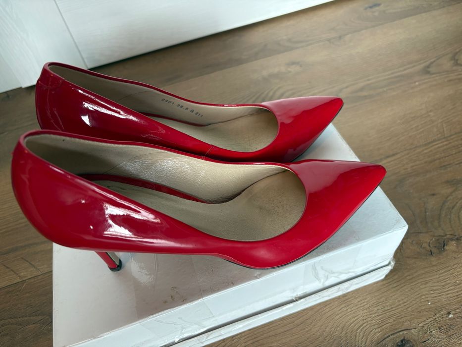 Czerwone buty damskie - szpilki Gino Rossi