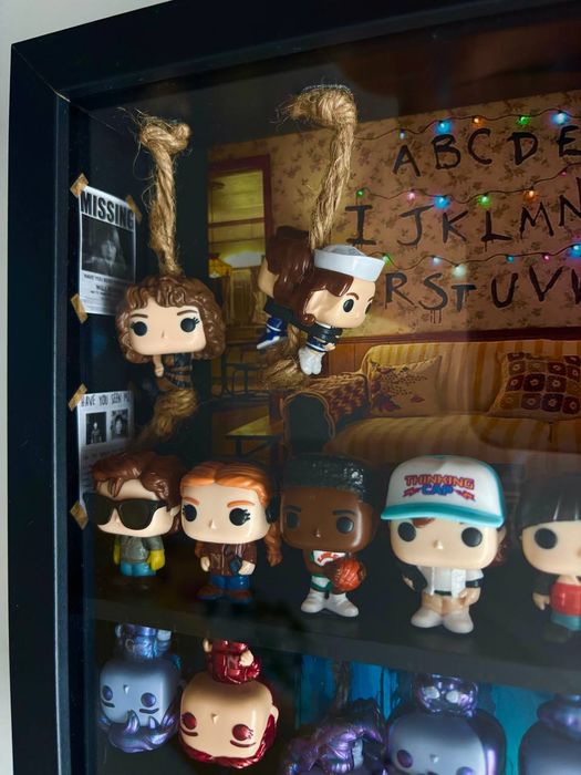 Ramka kolekcjonerska Stranger Things unikatowa z całą kolekcją figurek