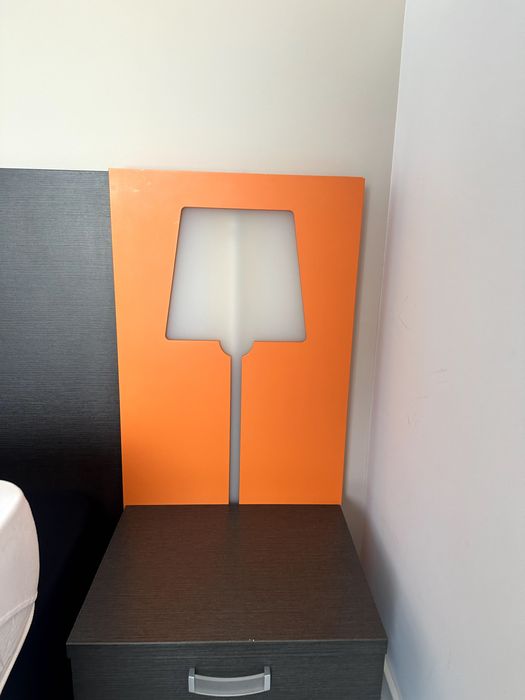 Mobília de Quarto: cabeceira, mesa de cabeceira, candeeiro e estante