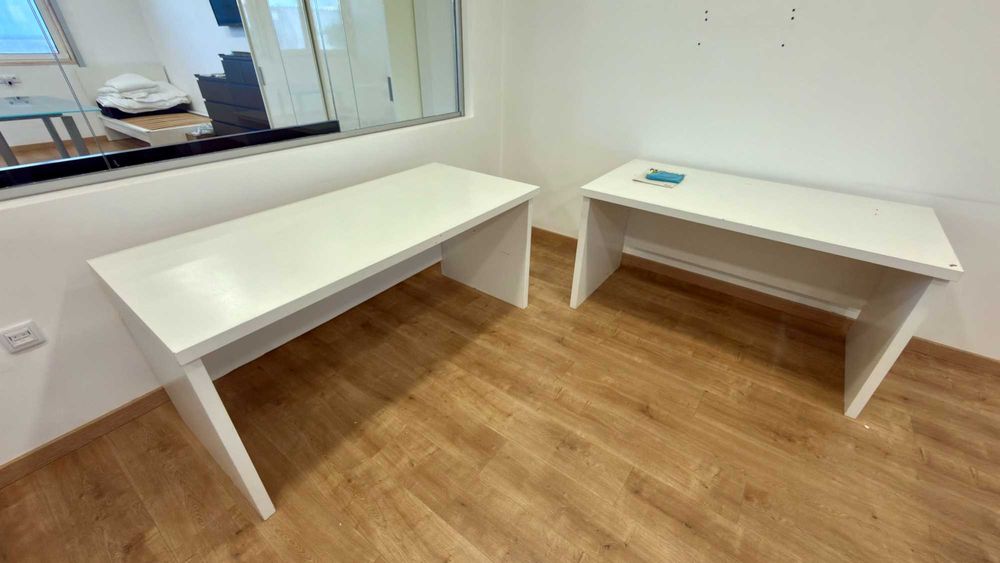 2 secretárias brancas