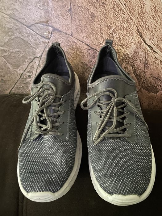 Продам кросівки сірі