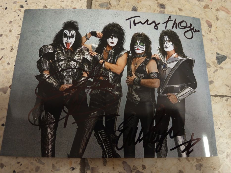 KISS! Zdjęcie z autografami zespołu!
