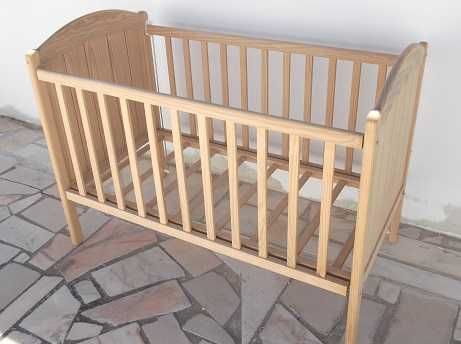 Cama de bébé em pinho