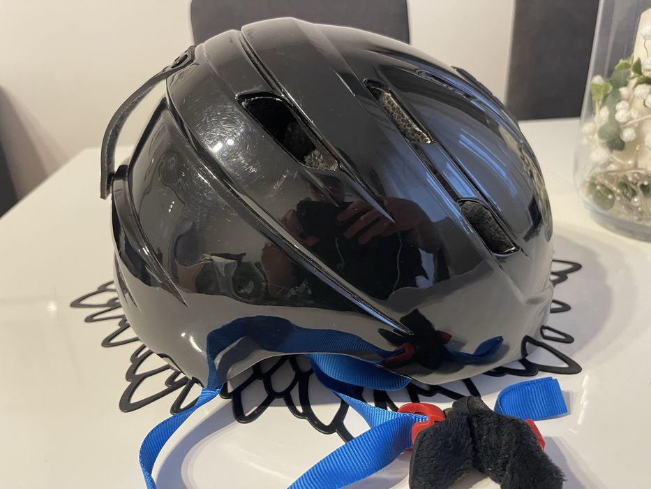 Kask narciarski.