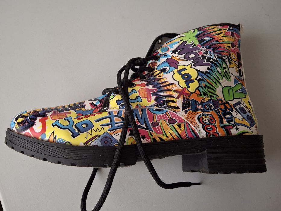 Botim com imagens e frases tipo"LOL" e "wow" .