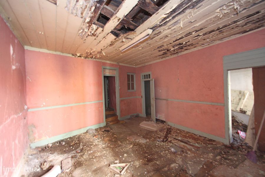 Prédio para recuperar, 3 pisos, cave e pequeno logradouro, C da Rainha