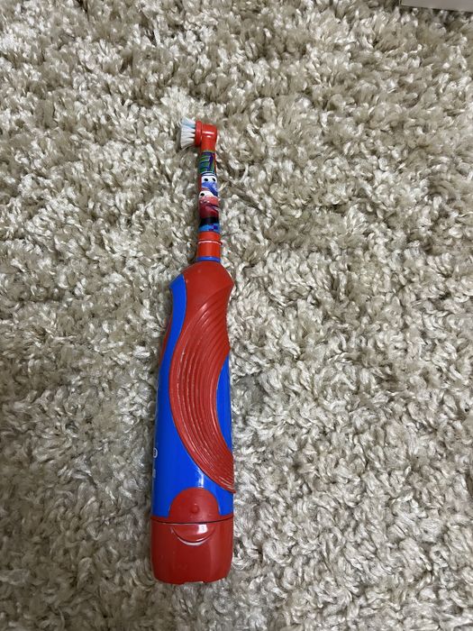 Электрическая зубная щетка