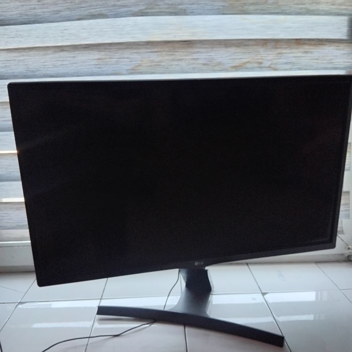 Telewizor płaski z uchwytem do powieszenia