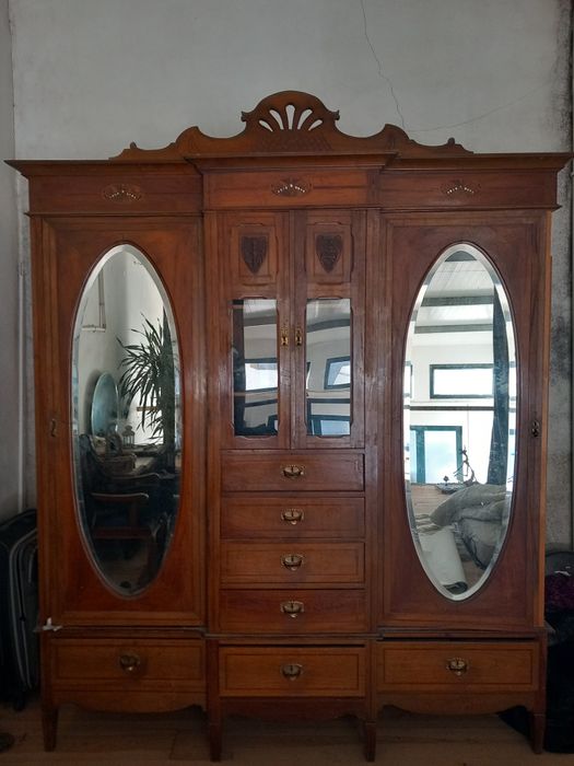 Quarda roupa art nouveau