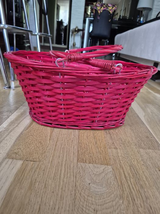 Duży czerwony koszyk