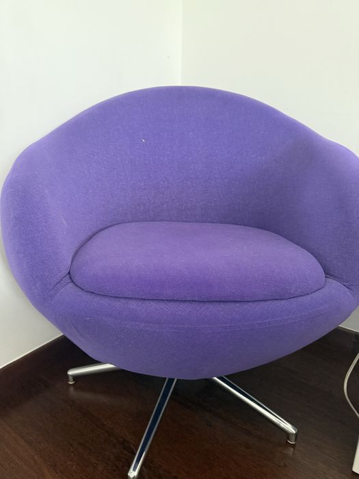 Cadeirão de tecido roxo.