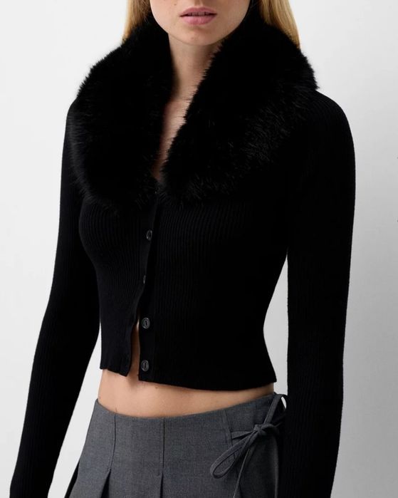 чорна кофта-кардіган із штучним хутром на комірі