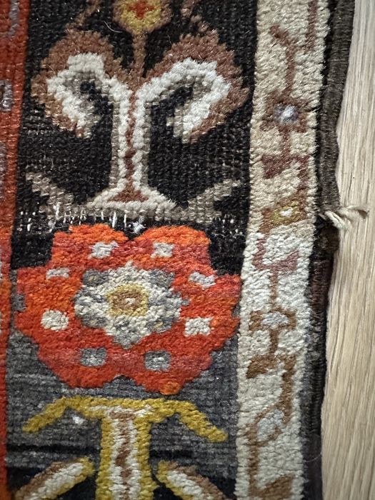 Stary dywan orientalny . Wełna