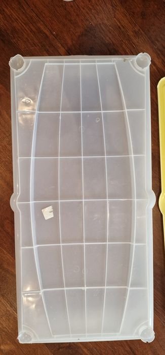 Caixa amarela de arrumação