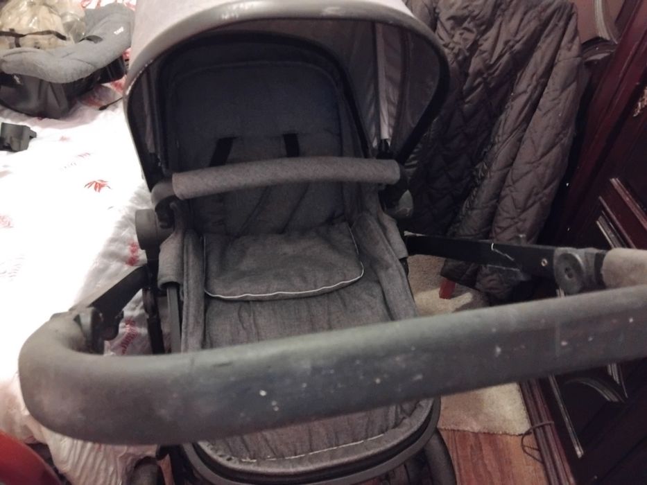 Carrinho de bebé de passeio e usado andei com ele pouco tempo mas ainda tá novinho