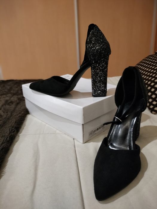 Sapatos pretos tamanho 38