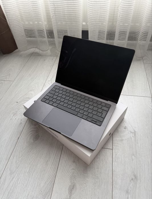 MacBook Pro M4 Space Black, 16 GB / 512 GB