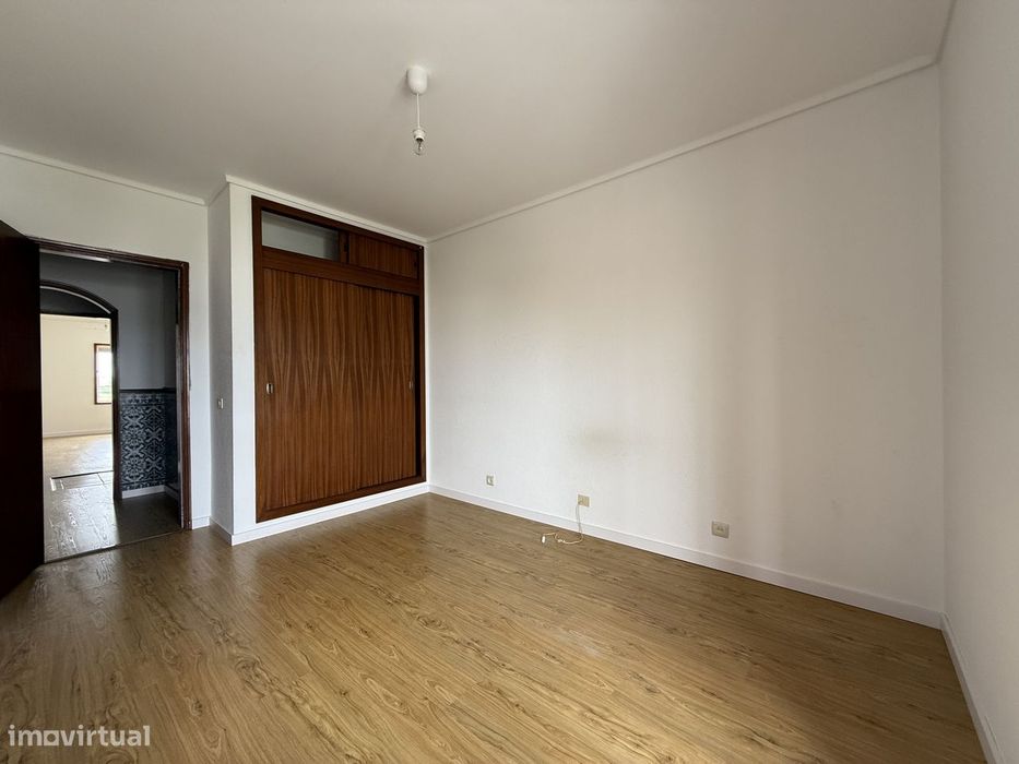 Apartamento T2 com garagem, S. Bernardo