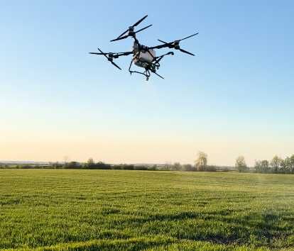 Внесення ЗЗР/обприскування агродронами DJI Agras T100. Продуктивність 350-500 га/добу.