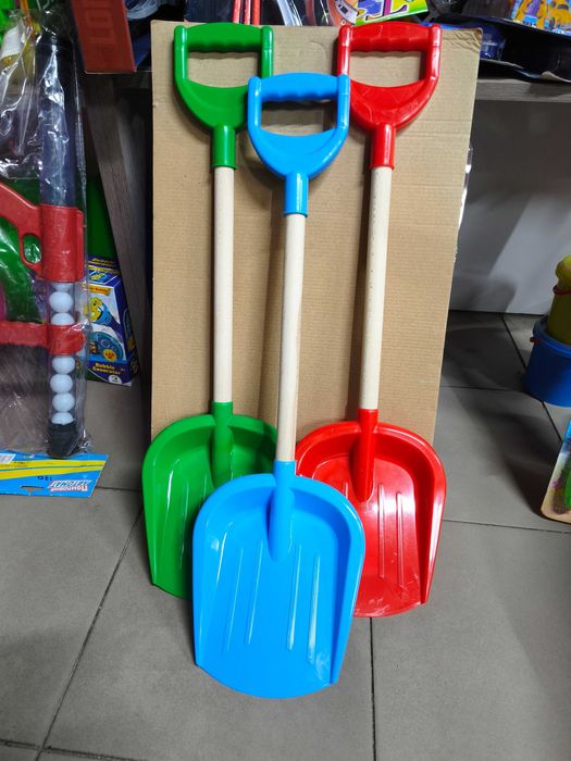 Лопата дерев'яна для снігу і піску