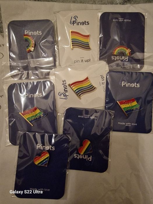 Przypinki  kpl 8