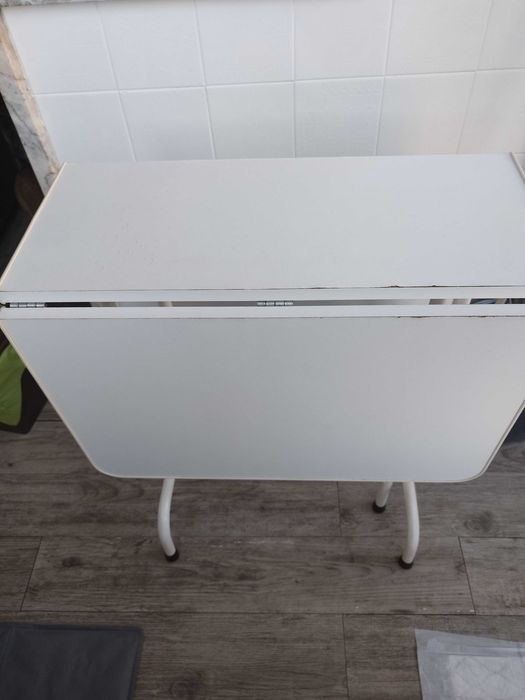 Mesa de cozinha com 4 bancos