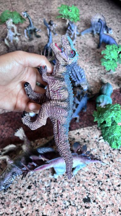 Conjunto de 19 dinossauros e 5 arvores