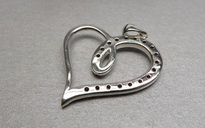 Srebrny wisior serce z kryształkami.