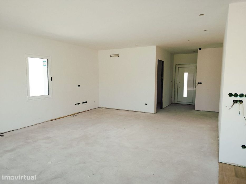 Moradia T2+1 - Reconstrução integral fase de acabamentos - Ervedeira