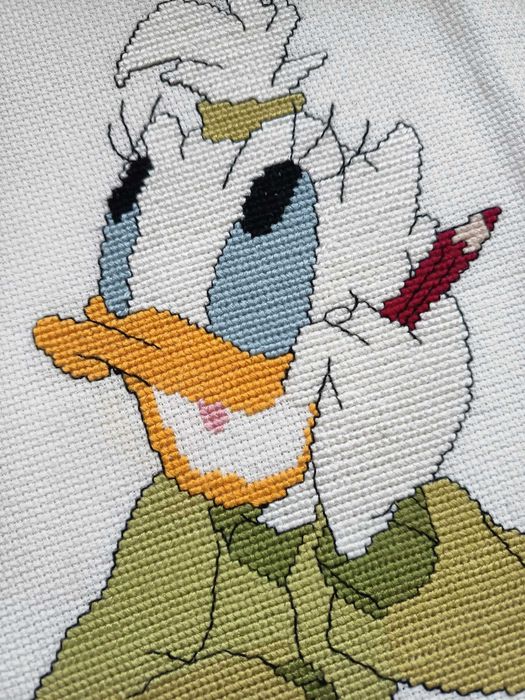 Tecido  bordado á mão a ponto cruz