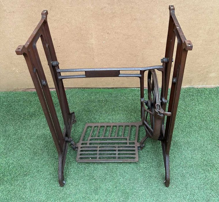 Base em ferro de antiga maquina de costura , medidas Altura 75X49X30 cm