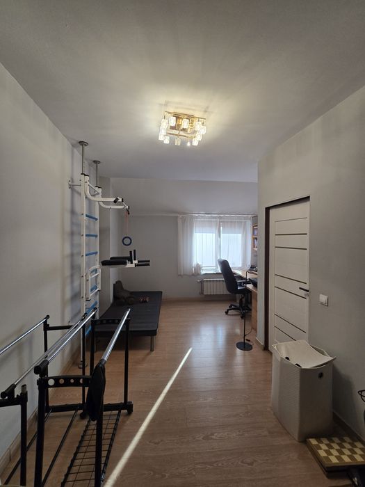 Продаж будинку-напівособняка розташований в спокійному районі міста