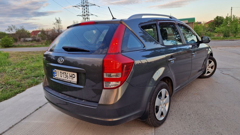 Автомобиль Kia Cee'd универсал 2009 рік
