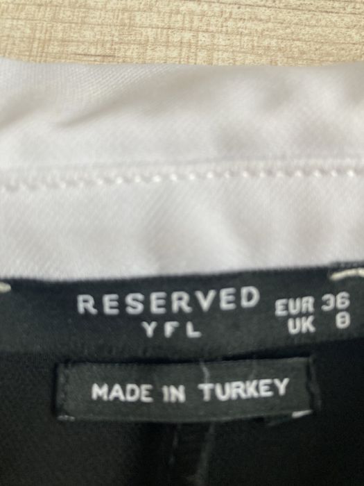 Czarna damska sukienka z białym kołnierzykiem