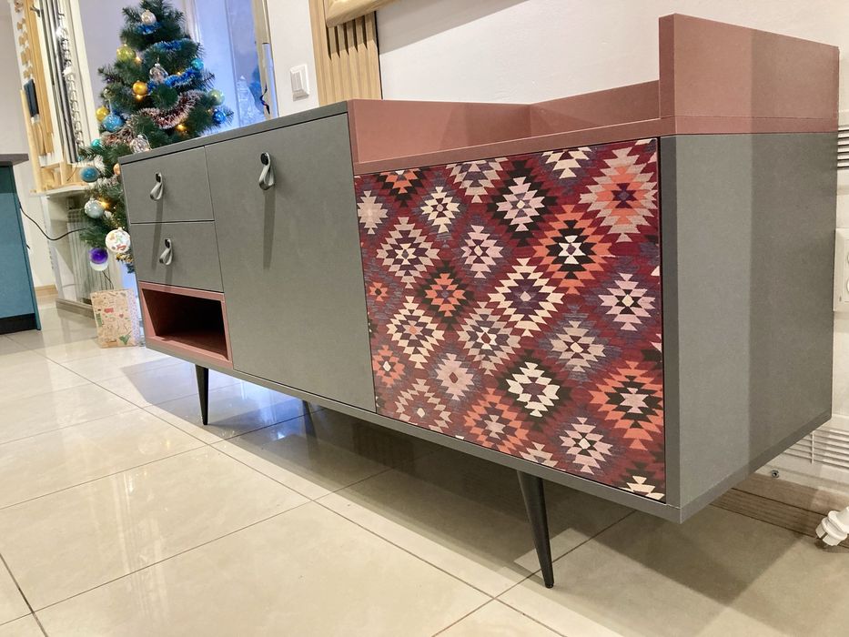 Комод на ніжках з принтом