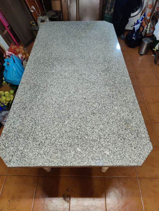 Mesa de jantar em granito