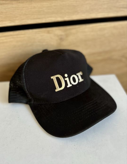 Czapka z daszkiem Dior Trucker Hat – Czarna ze złotym logo, Regulowana